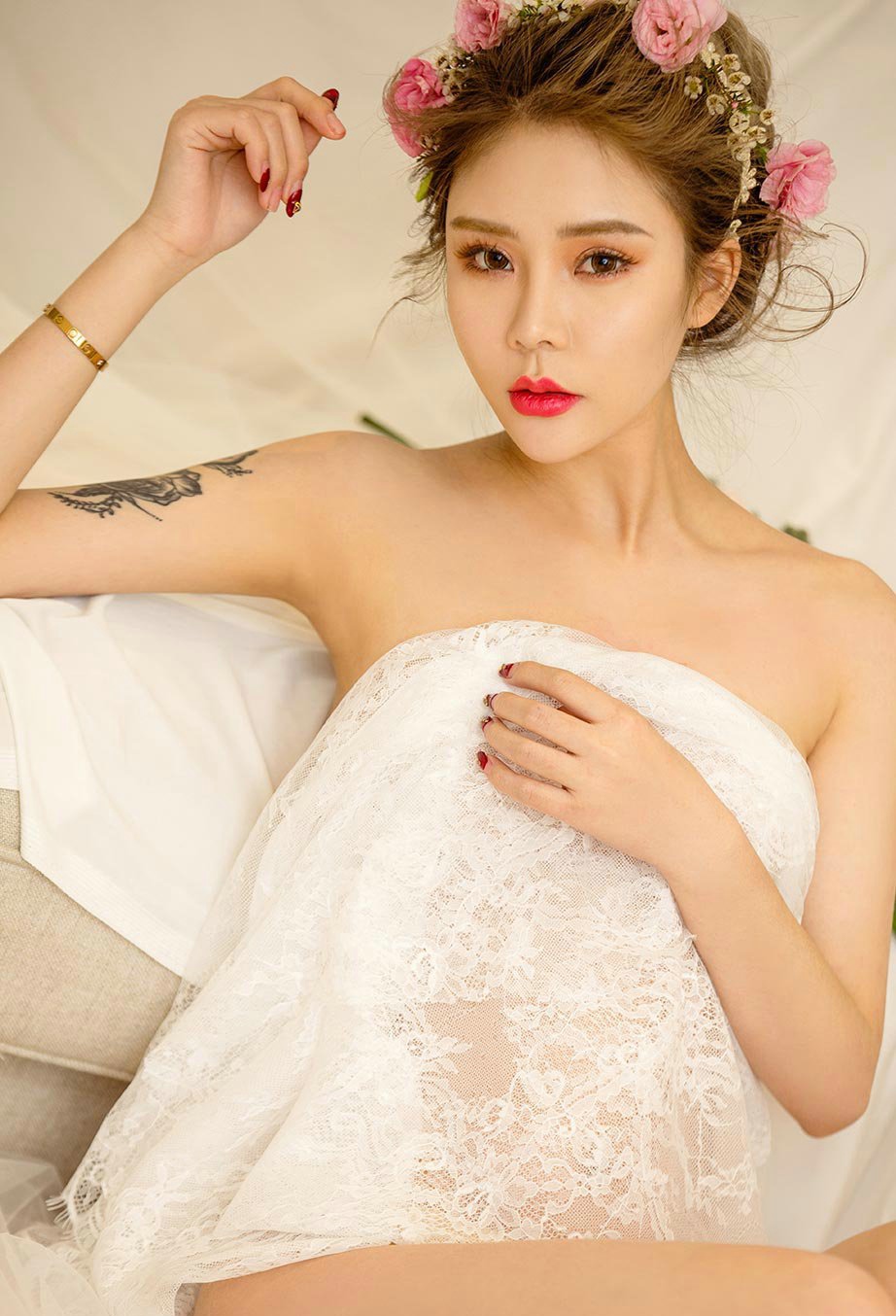 90后模特儿爱丽莎性感白纱诱惑私房写真