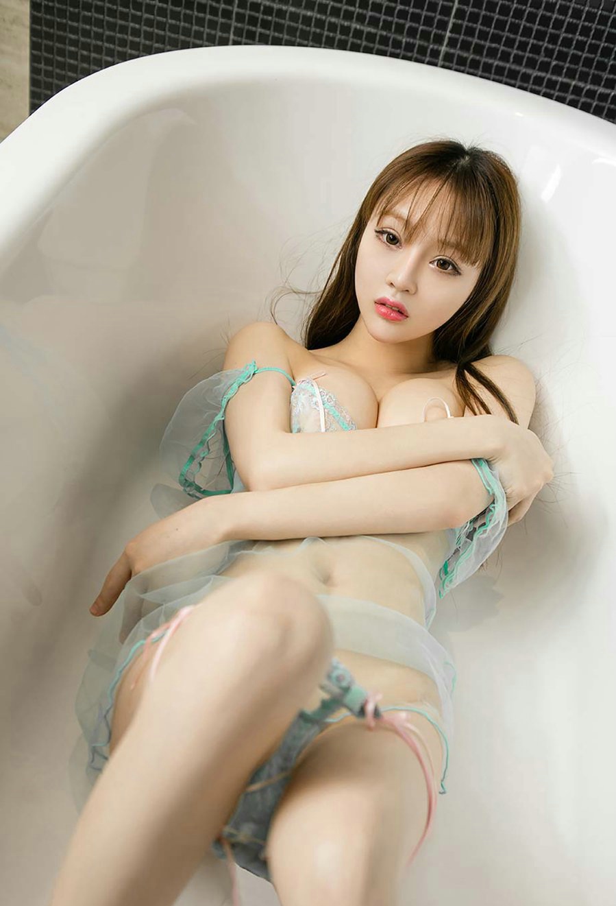 90后嫩模MMShirley私房性感内衣秀写真