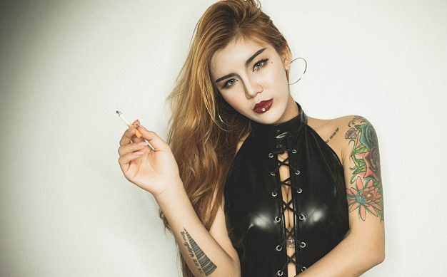 手臂纹身狐媚眼风骚美女爆乳诱惑写真