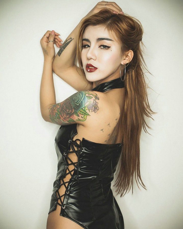 手臂纹身狐媚眼风骚美女爆乳诱惑写真
