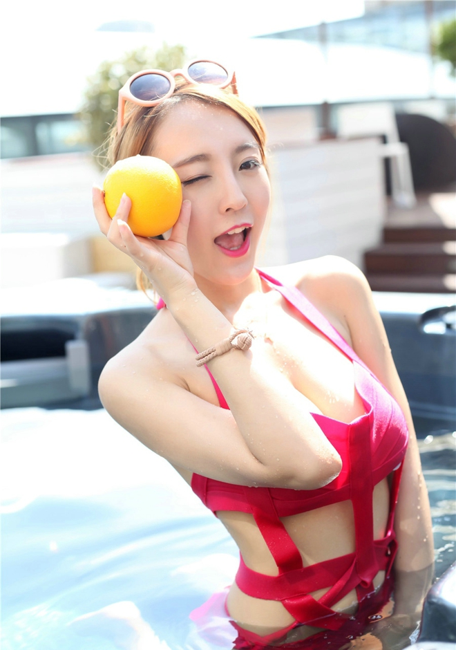 性感娇嫩白皙丰满妹妹泳池妩媚妖娆爆乳诱惑写真