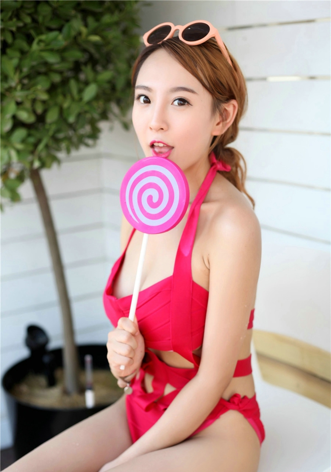 性感娇嫩白皙丰满妹妹泳池妩媚妖娆爆乳诱惑写真