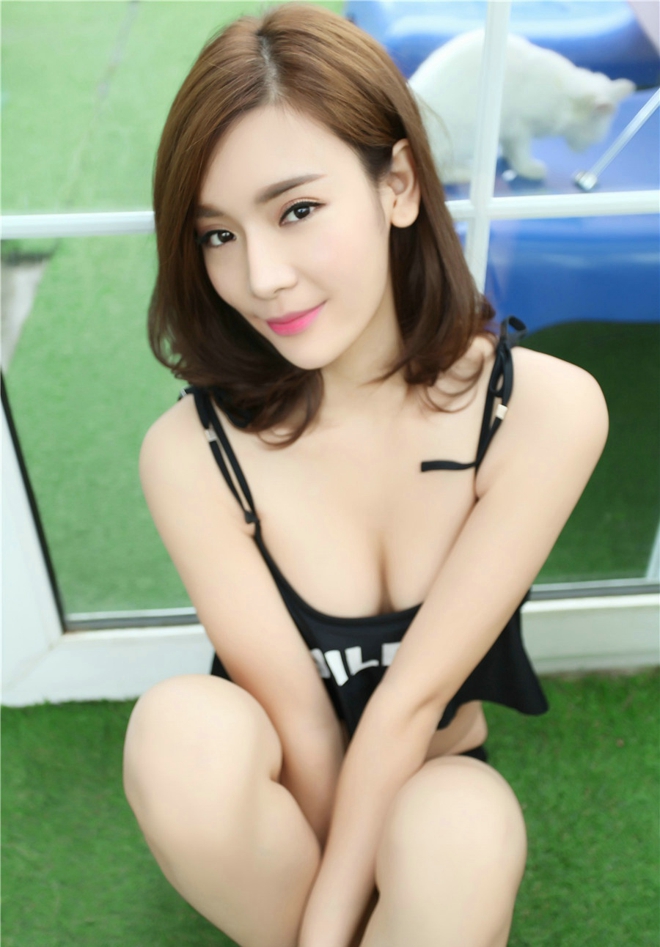 性感娇艳长腿爆乳妹子清纯娇嫩迷人户外写真