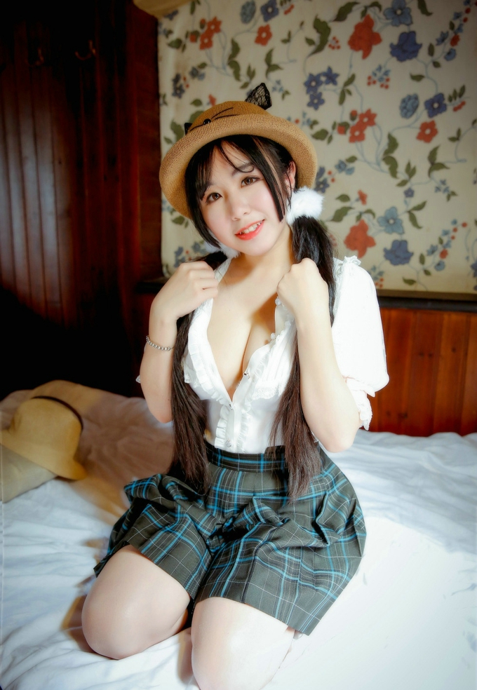嫩模V菜居家私房雪嫩豪乳娇羞迷人写真