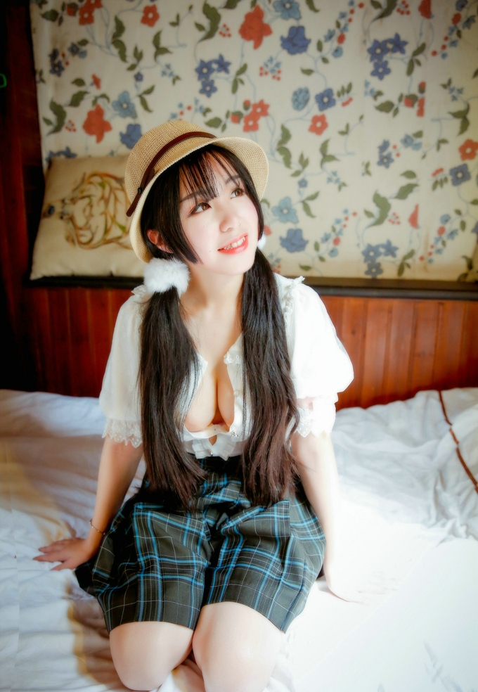 嫩模V菜居家私房雪嫩豪乳娇羞迷人写真