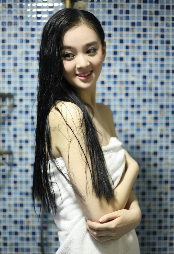 小脸妹子温馨baby浴室里白色浴巾裹身性感迷人写真