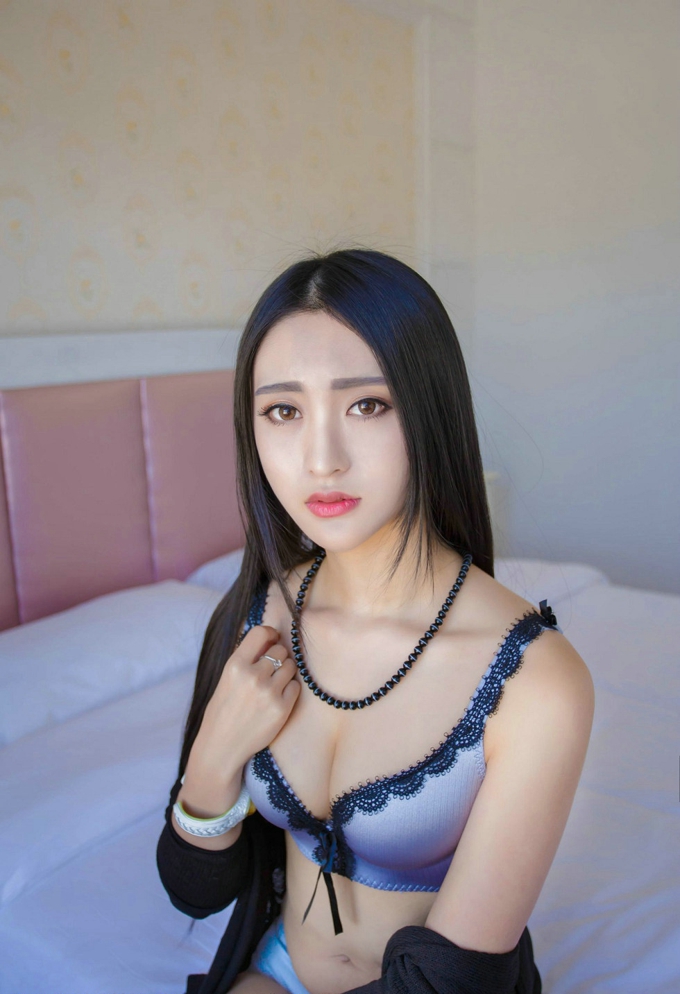 内地嫩模lucky咏丹修长美腿诱惑妖娆娇嫩俏丽性感内衣系列写真