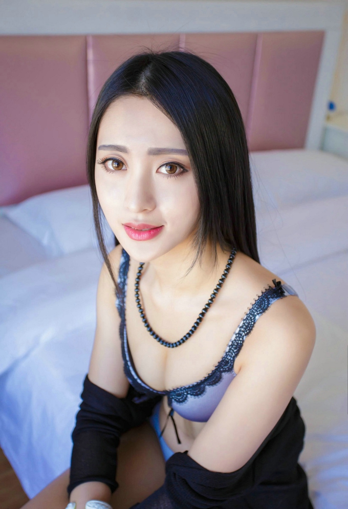 内地嫩模lucky咏丹修长美腿诱惑妖娆娇嫩俏丽性感内衣系列写真