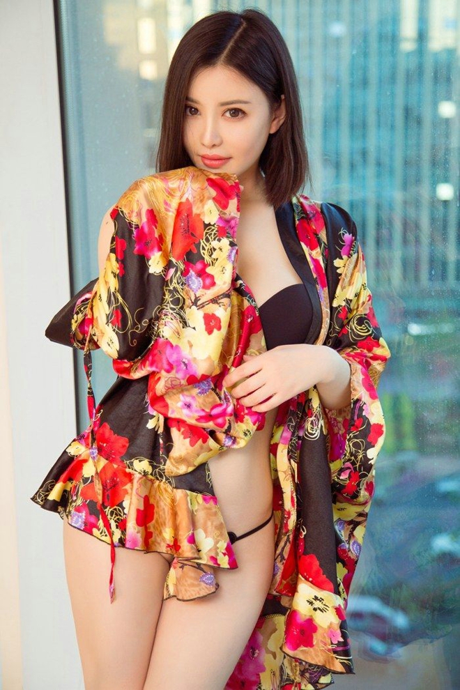 性感娇俏小野猫夏雨桐粉色内衣秀完美身材火辣娇媚私房写真