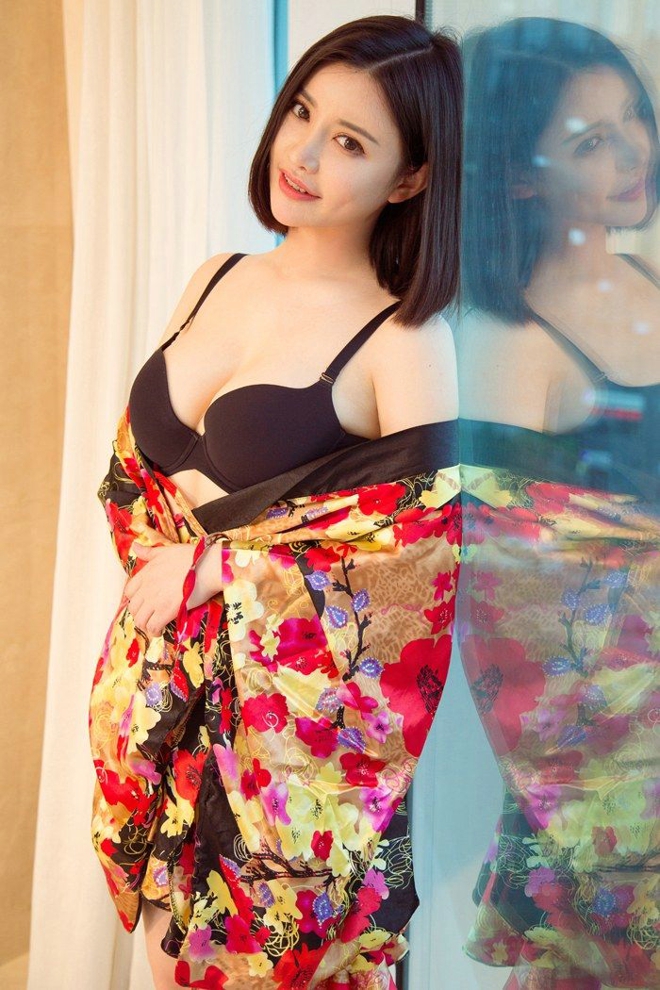 性感娇俏小野猫夏雨桐粉色内衣秀完美身材火辣娇媚私房写真
