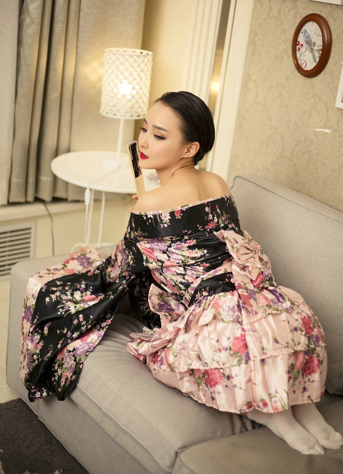 嫩模周营营居家花色和服脱内裤美臀撩人诱惑