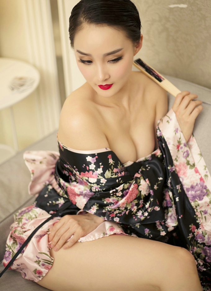嫩模周营营居家花色和服脱内裤美臀撩人诱惑