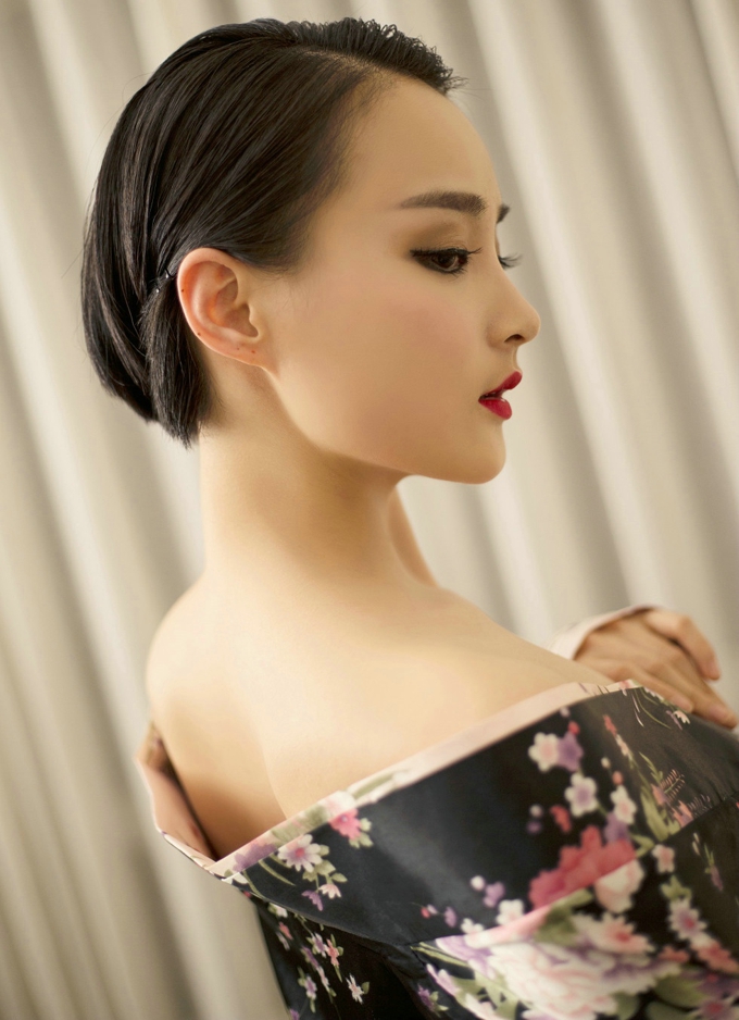 嫩模周营营居家花色和服脱内裤美臀撩人诱惑