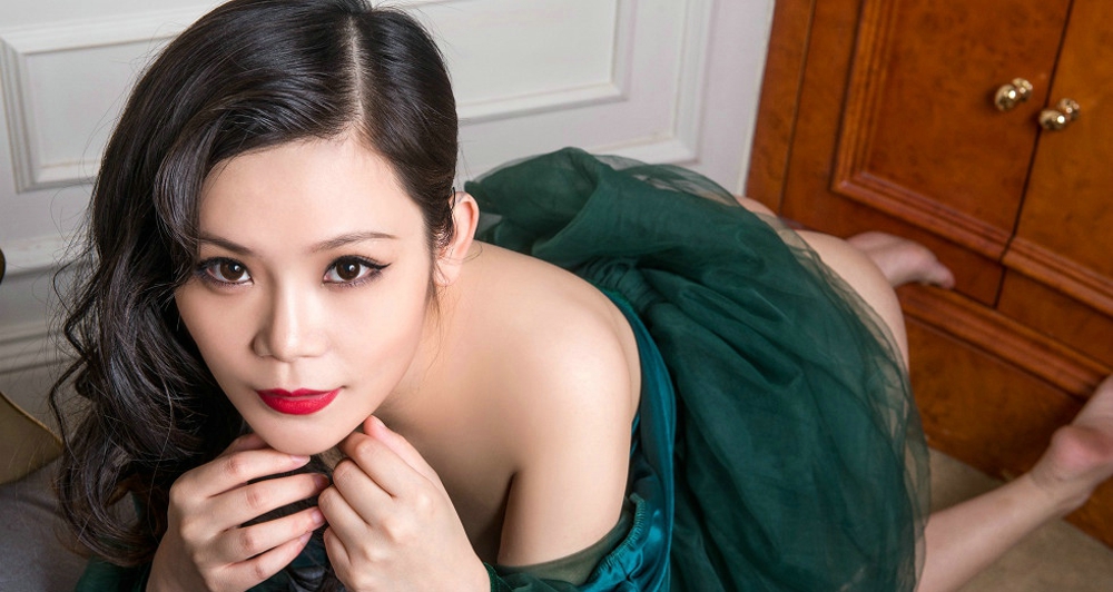 嫩模小美居家绿色薄纱连身裙半脱秀豪乳翘臀诱惑写真
