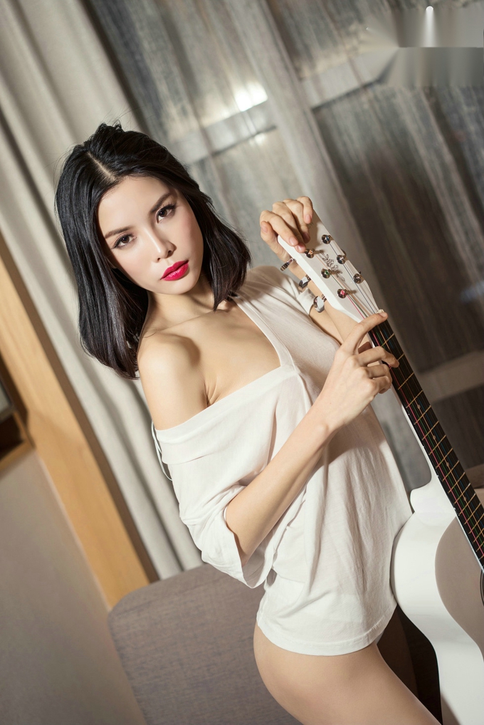 王妃视感陈圆圆白色内衣展白嫩肌肤性感迷人写真
