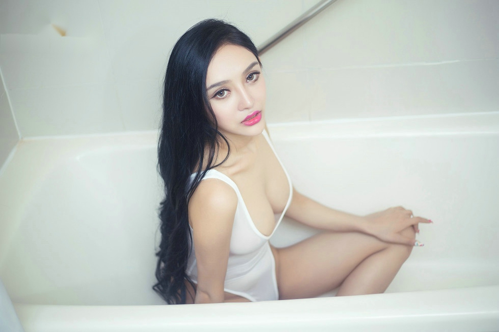嫩模洛可可白色比基尼秀豪乳浴室湿身极致诱惑写真