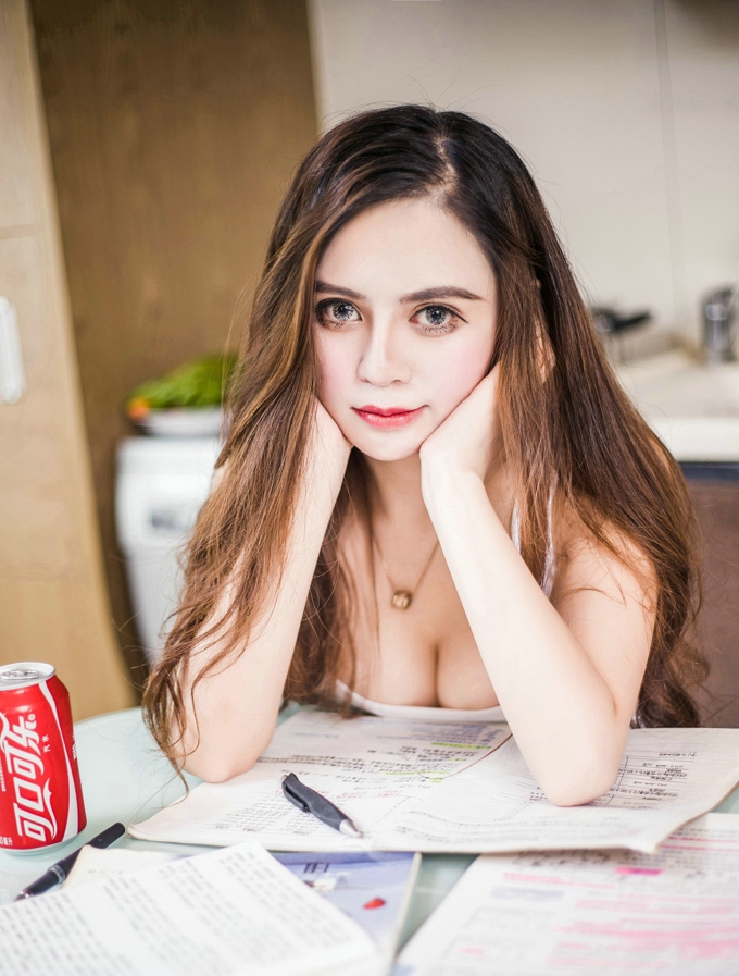 嫩模崔爱熙诱惑的学习姿势秀豪乳美臀撩人写真