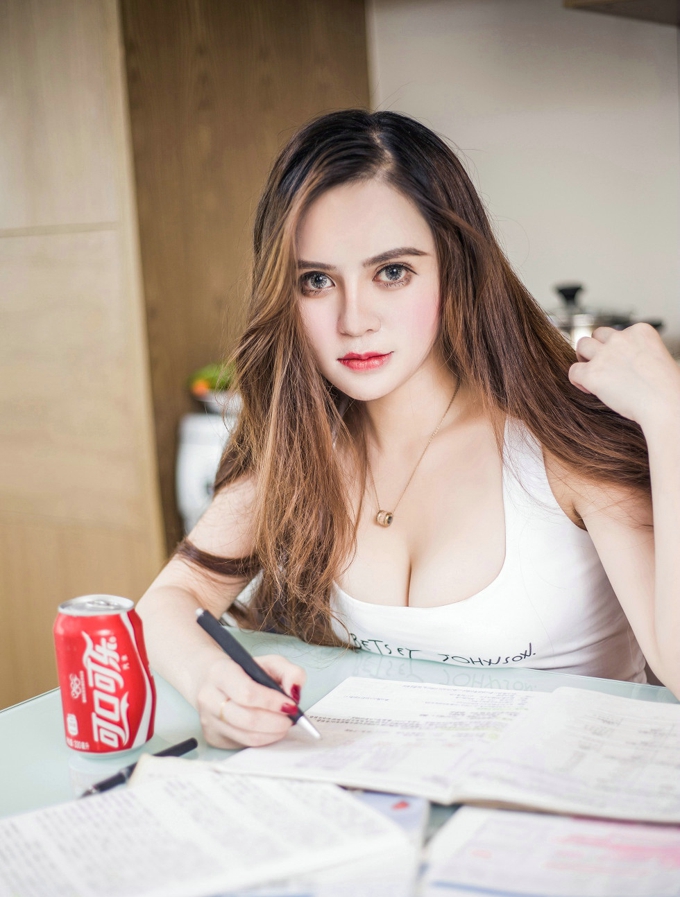 嫩模崔爱熙诱惑的学习姿势秀豪乳美臀撩人写真