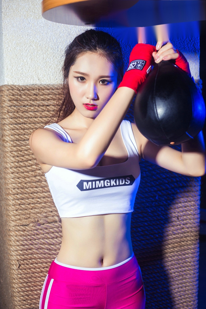 嫩模子珂高腰低胸背心秀美胸运动女神魅惑搏击写真