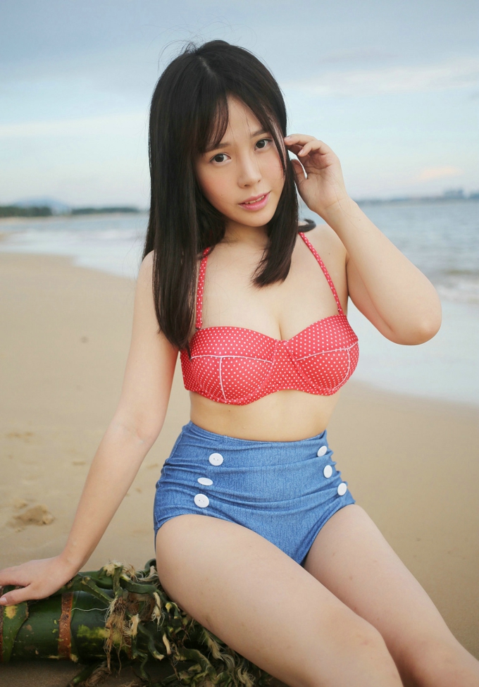 Evelyn艾莉沙滩泳衣美乳翘臀长腿性感诱人魅惑写真