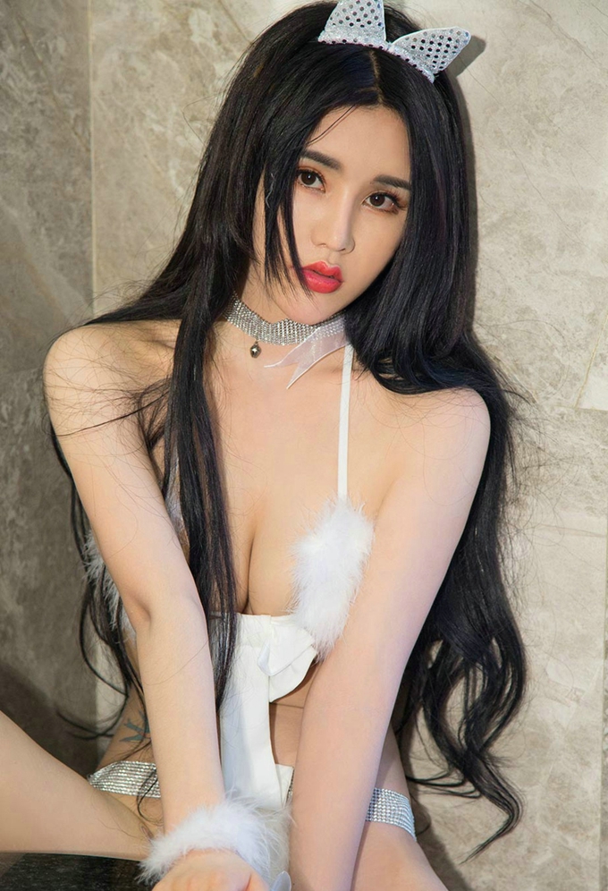 嫩模安可可性感兔女郎纯白毛绒内衣秀傲人美乳诱惑写真