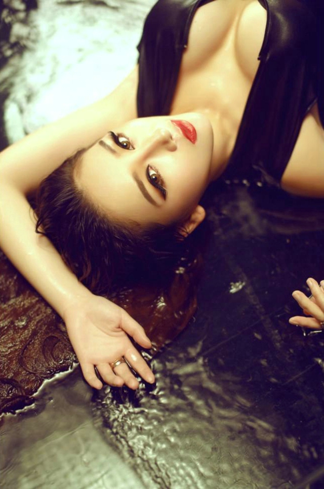 红唇性感熟女邹晶晶白嫩的胸脯傲人写真