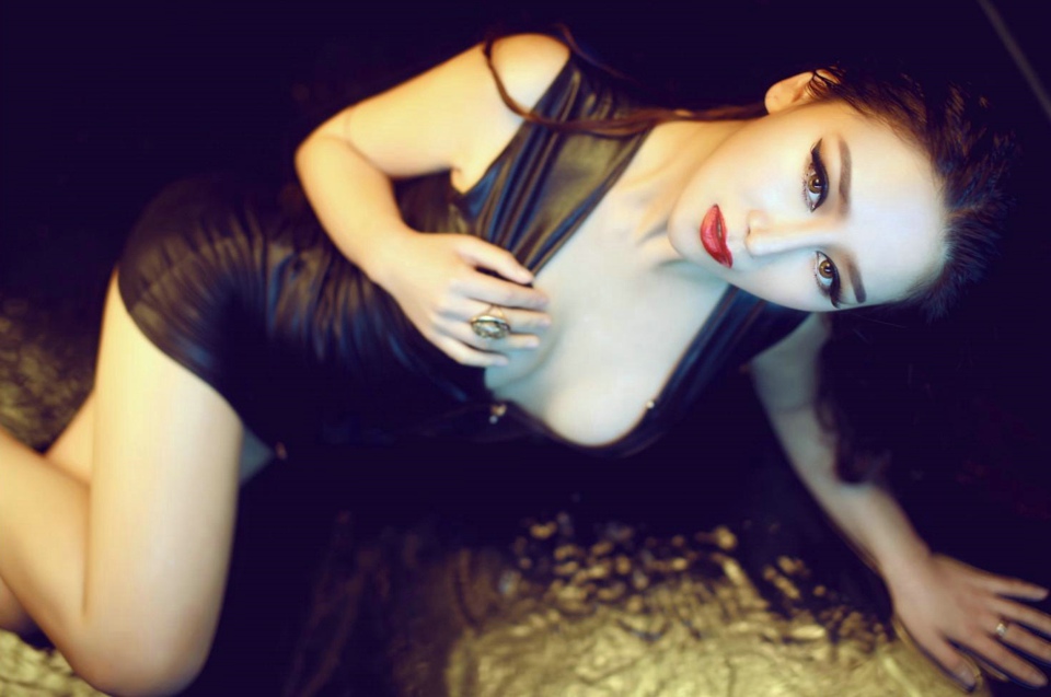 红唇性感熟女邹晶晶白嫩的胸脯傲人写真