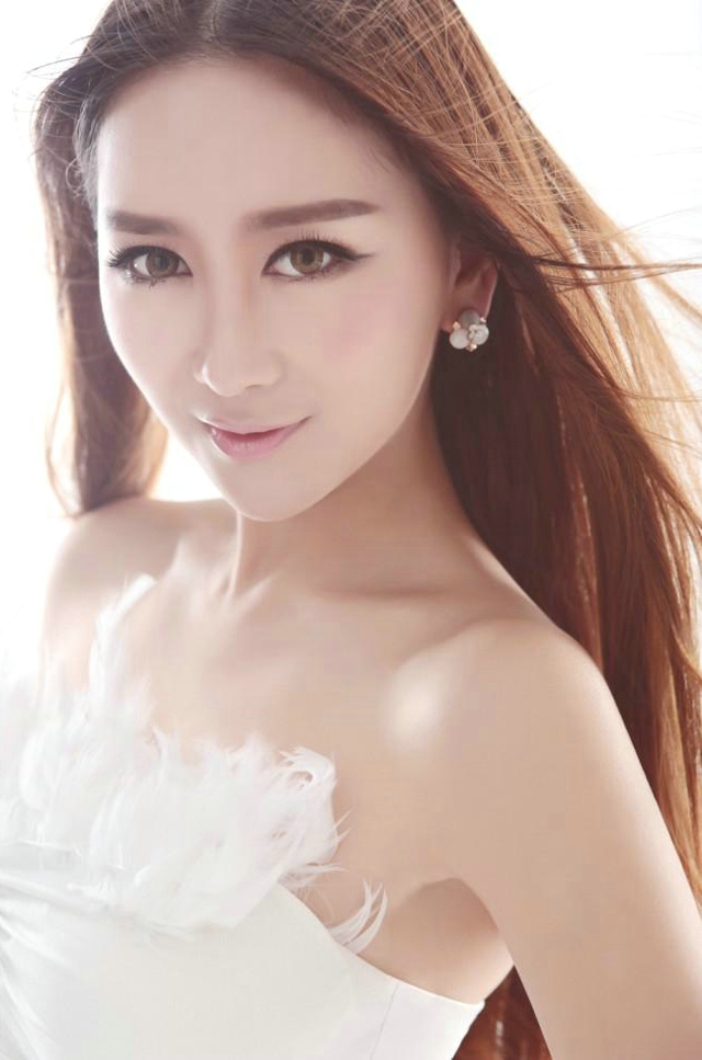 红唇性感熟女邹晶晶白嫩的胸脯傲人写真
