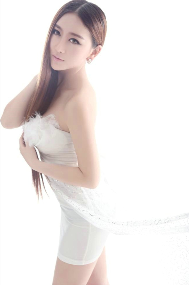 红唇性感熟女邹晶晶白嫩的胸脯傲人写真