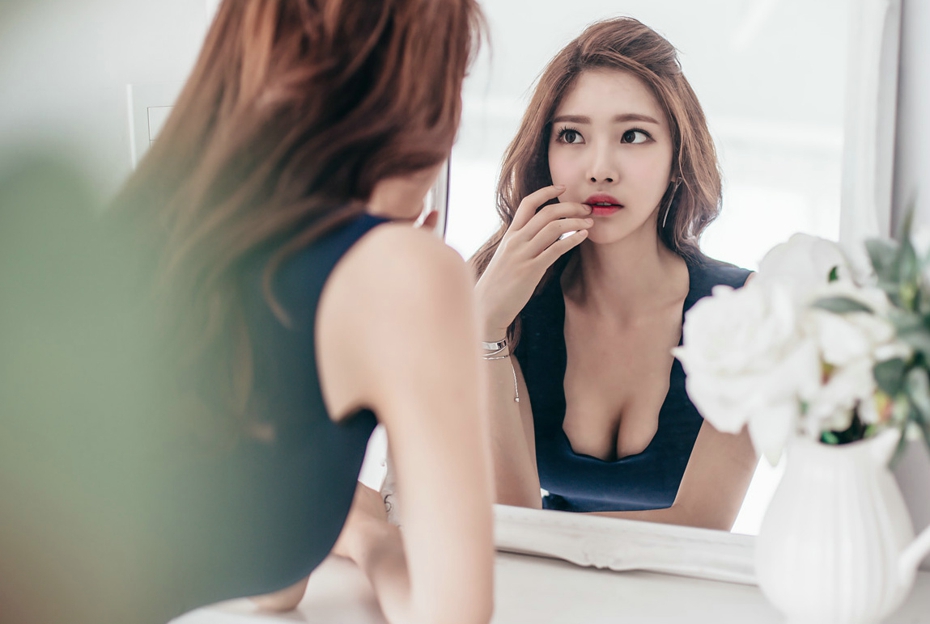 性感娇艳美眉私房写真照饱满撩人