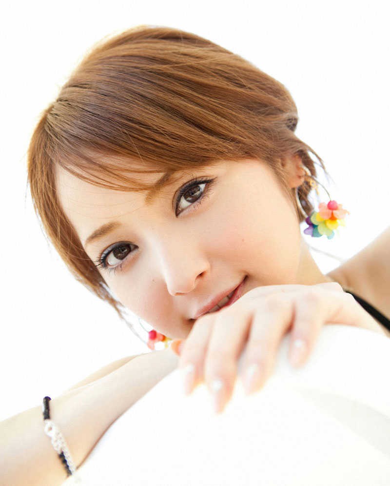 丰满美女泳池清凉曲线身材妖娆风情写真