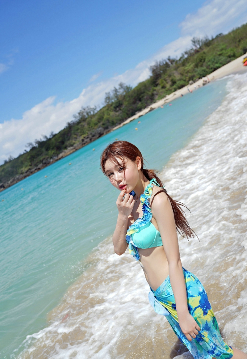 嫩白皮肤小美腰美女海边比基尼性感写真
