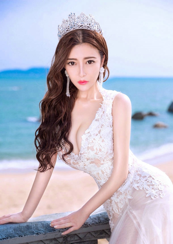 性感女王婚纱摄影巨乳粉嫩写真