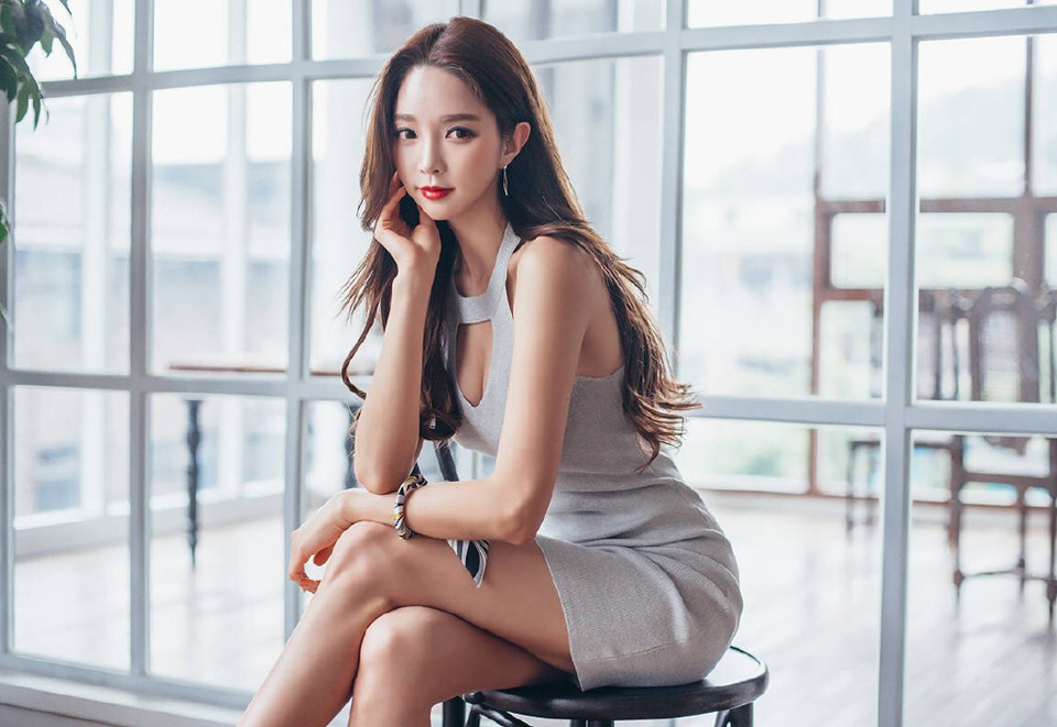 长发中分美女极致感连衣裙大秀事业线