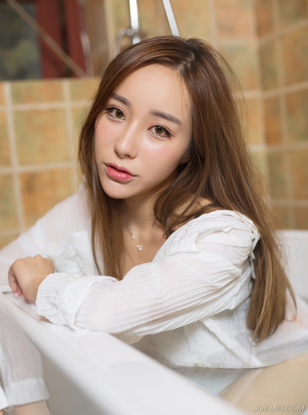 红唇美女私房内衣湿身令人浮想联翩