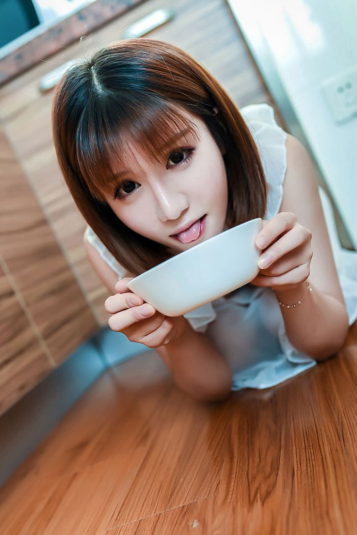 性感厨娘娇萌巨乳白皙内衣又迷人诱惑写真