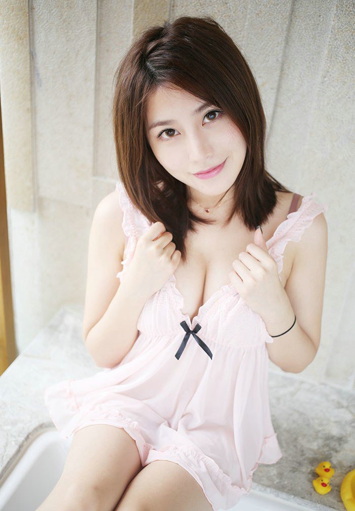 尤物美女许诺sabrina粉嫩情趣爆乳美腿写真