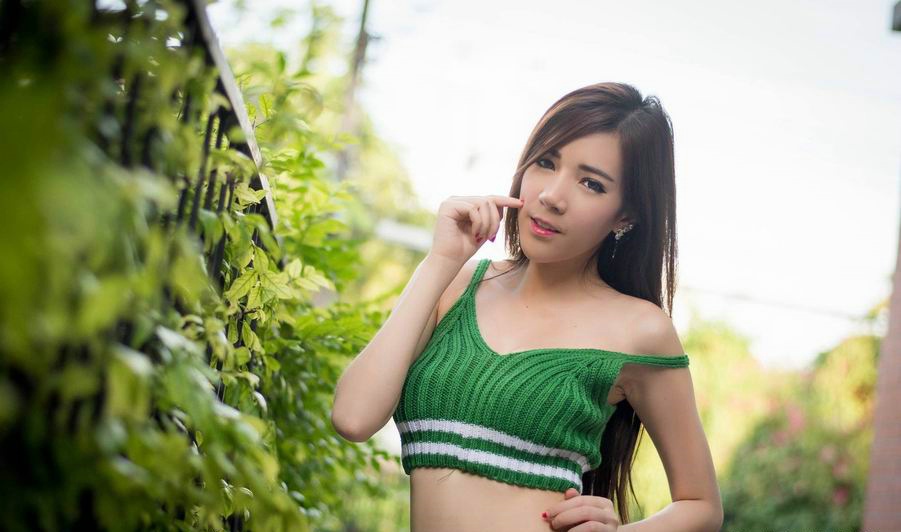 阳光照人的泰国美女前凸后翘气质泳衣性感写真