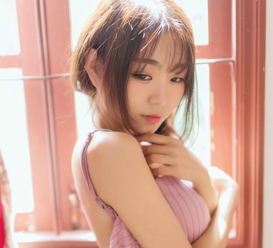 清纯俏皮麻花辫妹子私房制服写真丰满诱人