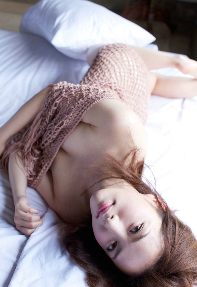 瀬戸早妃镂空毛衣真空美乳白嫩肌肤妖娆胴体性感写真