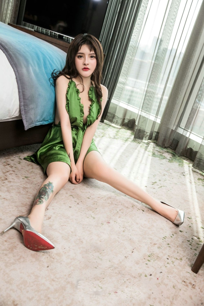 娇媚性感美女杨漫妮开胸短裙美乳娇艳销魂诱惑写真