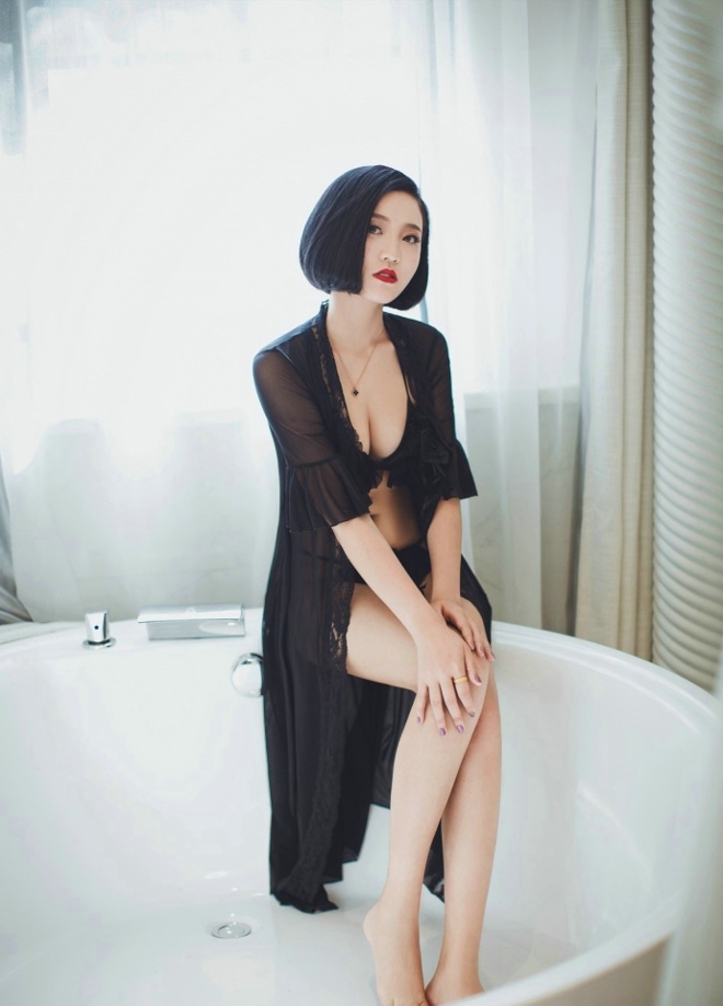 性感娇艳红唇短发美女私房浴缸透明蕾丝美乳销魂诱人写真