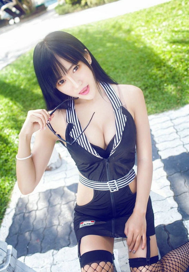 火辣性感娇艳美女御姐杨上萱户外大爆乳销魂娇媚妖娆挑逗诱人写真