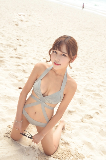气质清纯女生楚楚沙滩比基尼美色挑逗