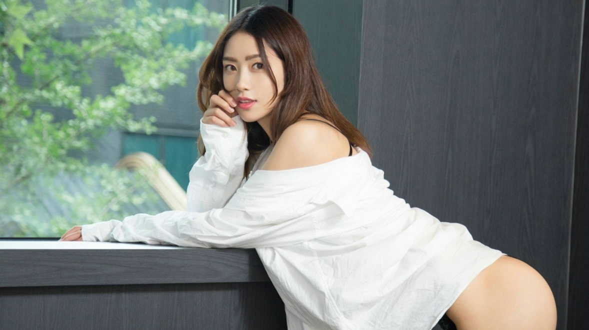 妖娆娇媚性感宅男女神衬衣美乳惹火销魂私房诱惑写真