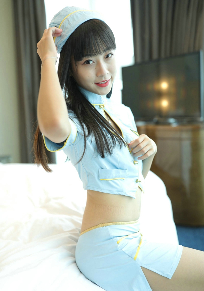 模特唯唯平胸妹子的性感护士装丁字裤诱惑写真