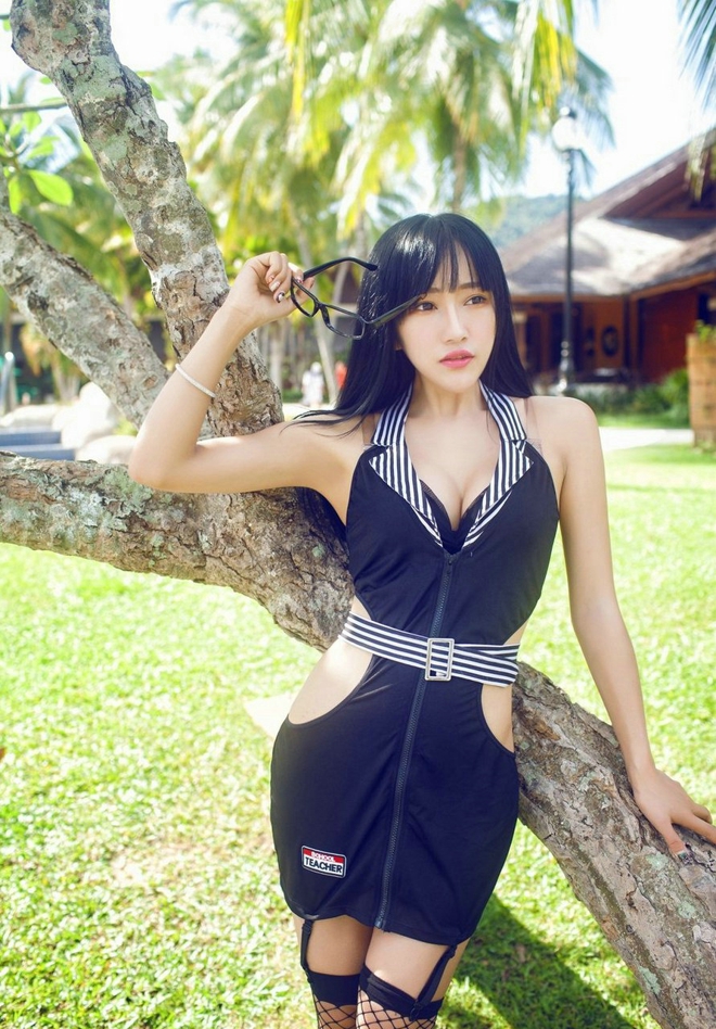 火辣性感娇艳美女御姐杨上萱户外大爆乳销魂娇媚妖娆挑逗诱人写真