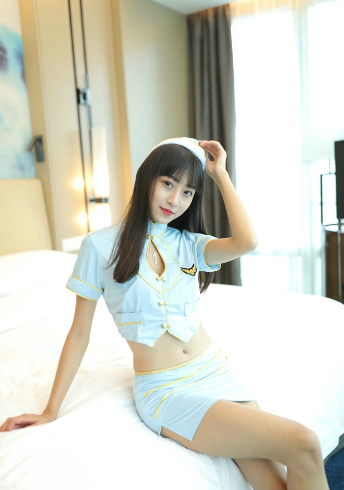 模特唯唯平胸妹子的性感护士装丁字裤诱惑写真