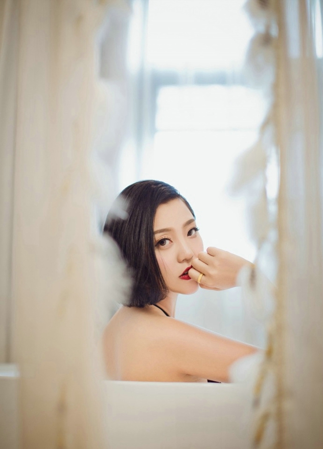 性感娇艳红唇短发美女私房浴缸透明蕾丝美乳销魂诱人写真