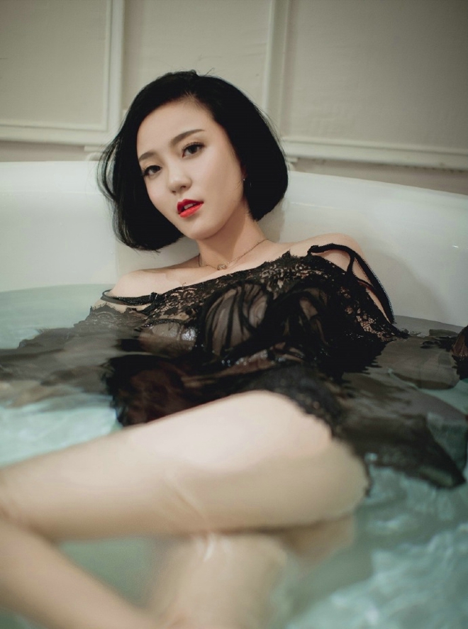 性感娇艳红唇短发美女私房浴缸透明蕾丝美乳销魂诱人写真
